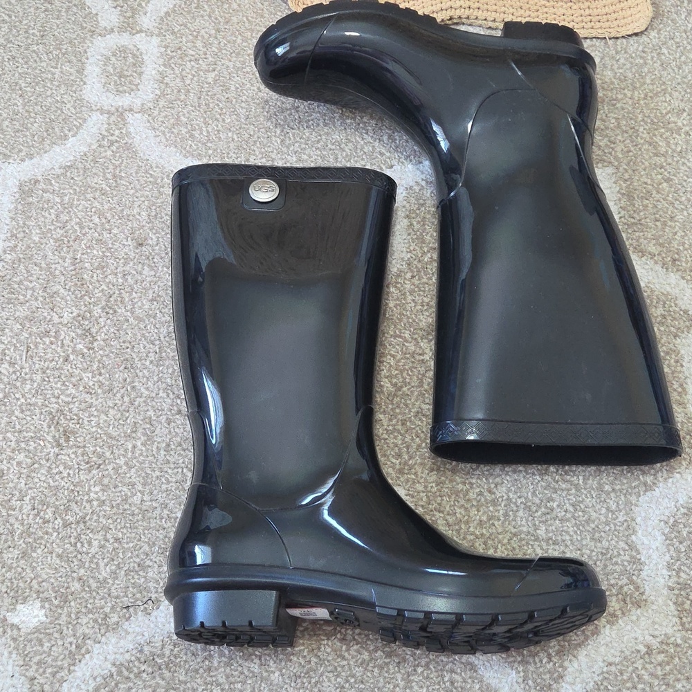 Ugg Shaye Black Tall Rain Boot w/ Sheepskin Lining - Size 9 - Picture 4 of 10